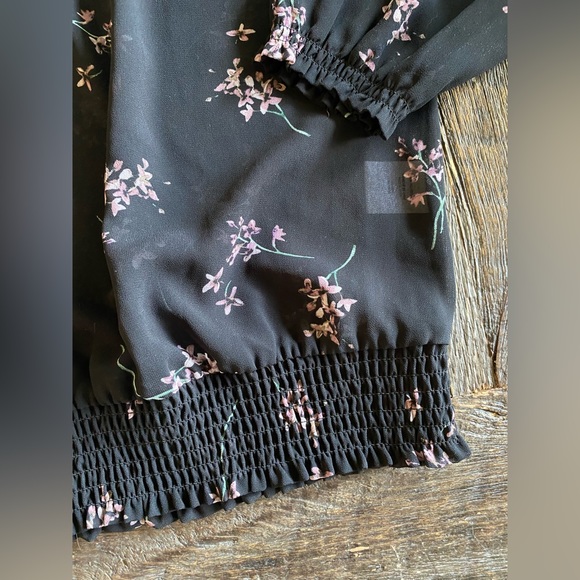 Signature by Reitman’s sheer Blouse 🌼 - Picture 4 of 6